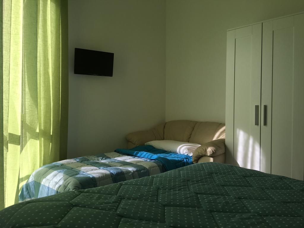 Top Floor Rentrooms Napoli Room photo